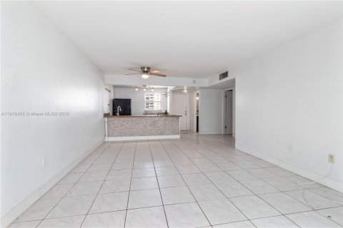 Condo in Miami Beach, Florida, 2 bedrooms  № 1966604 - photo 4