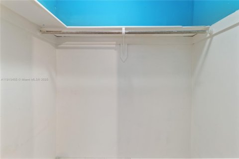 Condo in Miami Beach, Florida, 2 bedrooms  № 1966604 - photo 14