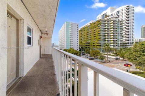 Condo in Miami Beach, Florida, 2 bedrooms  № 1966604 - photo 15
