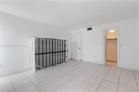 Condo in Miami Beach, Florida, 2 bedrooms  № 1966604 - photo 9