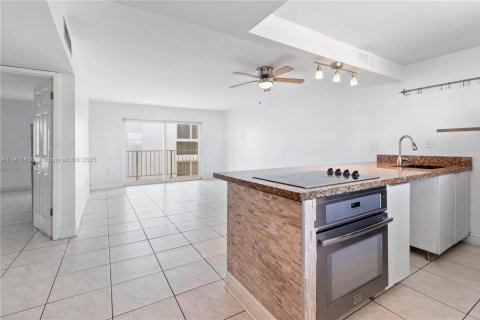 Condo in Miami Beach, Florida, 2 bedrooms  № 1966604 - photo 1