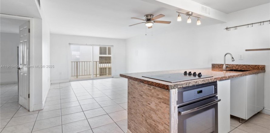 Condo in Miami Beach, Florida, 2 bedrooms  № 1966604