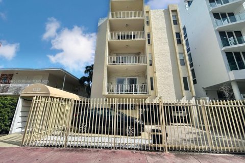 Condo in Miami Beach, Florida, 2 bedrooms  № 1966604 - photo 17