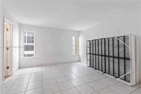 Condo in Miami Beach, Florida, 2 bedrooms  № 1966604 - photo 8