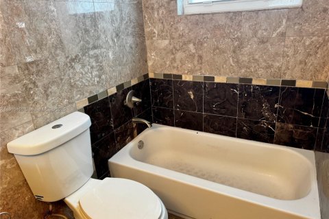 Condo in Miami Beach, Florida, 2 bedrooms  № 1966604 - photo 11