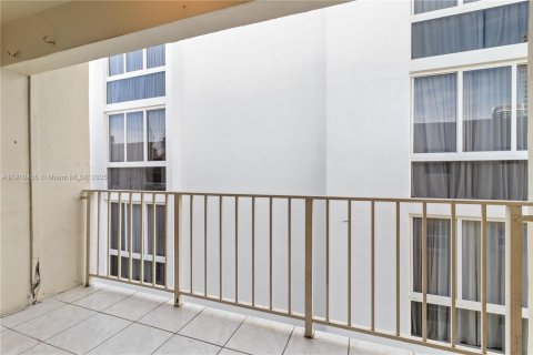 Condo in Miami Beach, Florida, 2 bedrooms  № 1966604 - photo 7