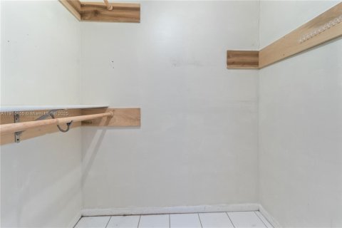 Condo in Miami Beach, Florida, 2 bedrooms  № 1966604 - photo 12