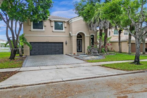 House in Miramar, Florida 4 bedrooms, 222.13 sq.m. № 1760843 - photo 1