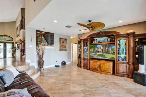 House in Miramar, Florida 4 bedrooms, 222.13 sq.m. № 1760843 - photo 12