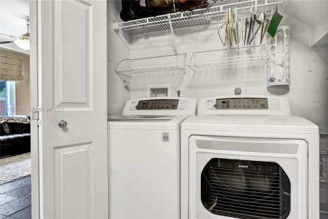 Townhouse in Fort Lauderdale, Florida 2 bedrooms, 102.19 sq.m. № 1989049 - photo 21