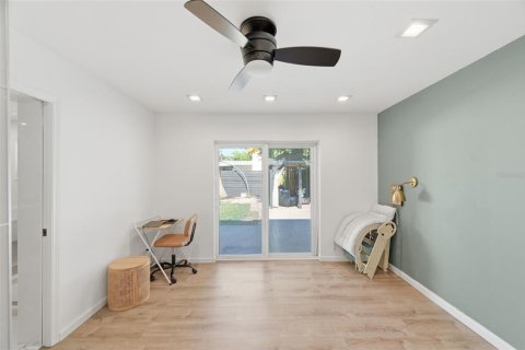 House in Saint Petersburg, Florida 3 bedrooms, 119.94 sq.m. № 2209610 - photo 9
