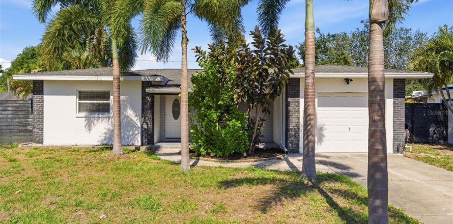 House in Saint Petersburg, Florida 3 bedrooms, 119.94 sq.m. № 2209610