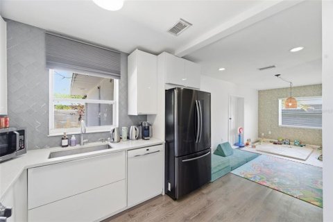 House in Saint Petersburg, Florida 3 bedrooms, 119.94 sq.m. № 2209610 - photo 7