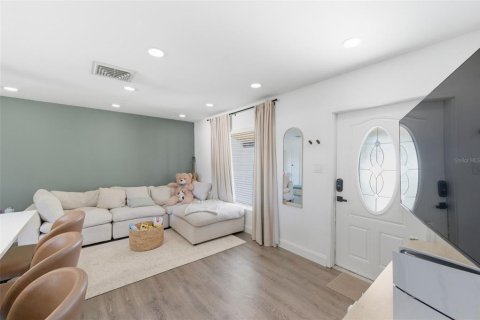 House in Saint Petersburg, Florida 3 bedrooms, 119.94 sq.m. № 2209610 - photo 15