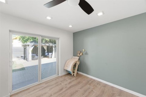 House in Saint Petersburg, Florida 3 bedrooms, 119.94 sq.m. № 2209610 - photo 8