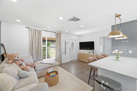 House in Saint Petersburg, Florida 3 bedrooms, 119.94 sq.m. № 2209610 - photo 2