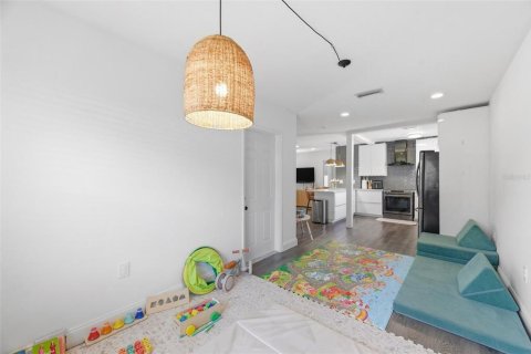 House in Saint Petersburg, Florida 3 bedrooms, 119.94 sq.m. № 2209610 - photo 19
