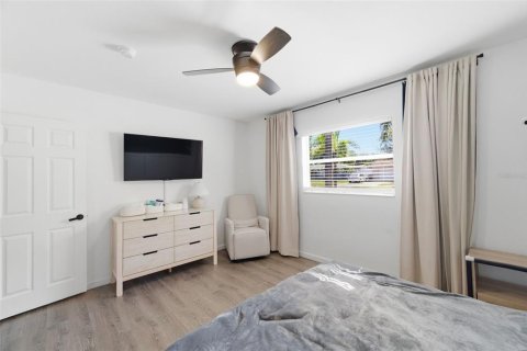 House in Saint Petersburg, Florida 3 bedrooms, 119.94 sq.m. № 2209610 - photo 27