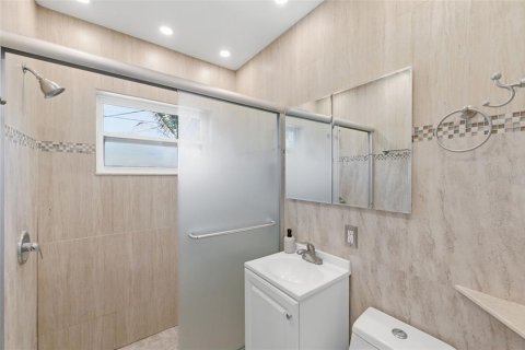 House in Saint Petersburg, Florida 3 bedrooms, 119.94 sq.m. № 2209610 - photo 21