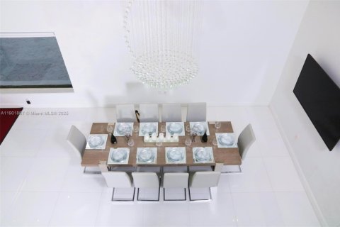 House in Tamarac, Florida 4 bedrooms, 391.03 sq.m. № 1951838 - photo 14