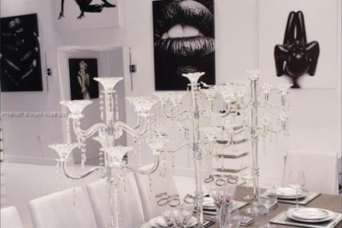 House in Tamarac, Florida 4 bedrooms, 391.03 sq.m. № 1951838 - photo 9