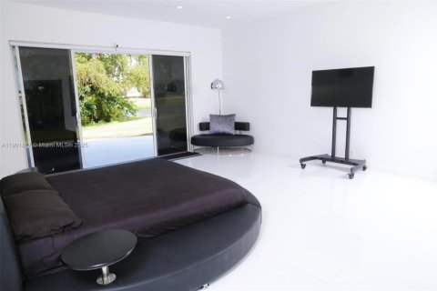 House in Tamarac, Florida 4 bedrooms, 391.03 sq.m. № 1951838 - photo 16