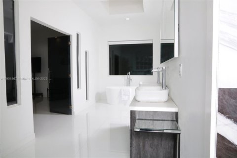 House in Tamarac, Florida 4 bedrooms, 391.03 sq.m. № 1951838 - photo 15