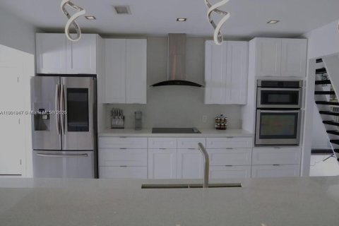 House in Tamarac, Florida 4 bedrooms, 391.03 sq.m. № 1951838 - photo 11