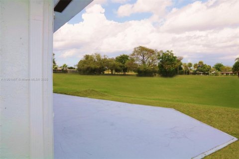 House in Tamarac, Florida 4 bedrooms, 391.03 sq.m. № 1951838 - photo 5