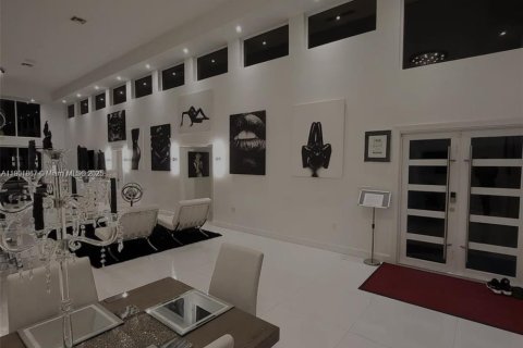 House in Tamarac, Florida 4 bedrooms, 391.03 sq.m. № 1951838 - photo 12