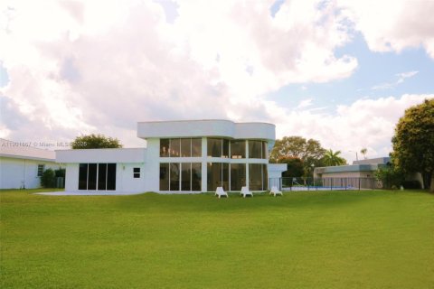 House in Tamarac, Florida 4 bedrooms, 391.03 sq.m. № 1951838 - photo 3