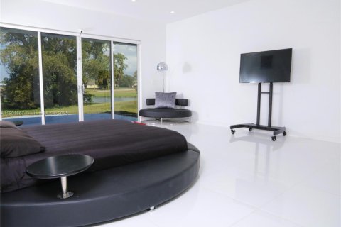 House in Tamarac, Florida 4 bedrooms, 391.03 sq.m. № 1951838 - photo 19