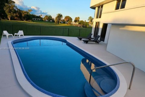 House in Tamarac, Florida 4 bedrooms, 391.03 sq.m. № 1951838 - photo 6