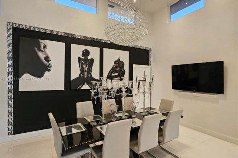 House in Tamarac, Florida 4 bedrooms, 391.03 sq.m. № 1951838 - photo 8