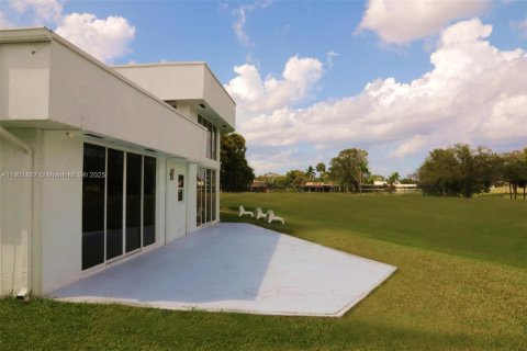 House in Tamarac, Florida 4 bedrooms, 391.03 sq.m. № 1951838 - photo 4