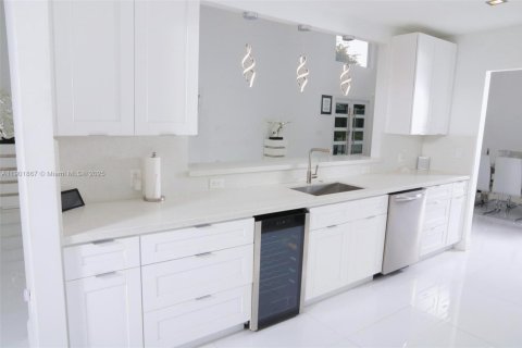 House in Tamarac, Florida 4 bedrooms, 391.03 sq.m. № 1951838 - photo 13