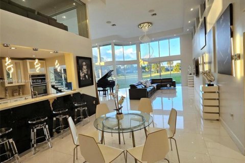 House in Tamarac, Florida 4 bedrooms, 391.03 sq.m. № 1951838 - photo 20