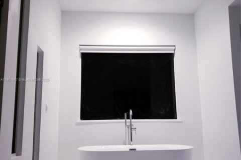 House in Tamarac, Florida 4 bedrooms, 391.03 sq.m. № 1951838 - photo 18