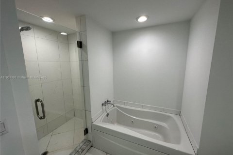 Condominio en alquiler en Miami, Florida, 1 dormitorio, 68.56 m2 № 1954340 - foto 6