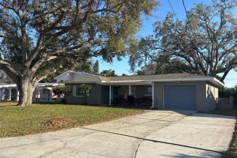 Casa en alquiler en Belleair Bluffs, Florida, 3 dormitorios, 129.51 m2 № 1720837 - foto 1