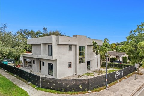 House in Miami Shores, Florida 4 bedrooms № 1955023 - photo 2