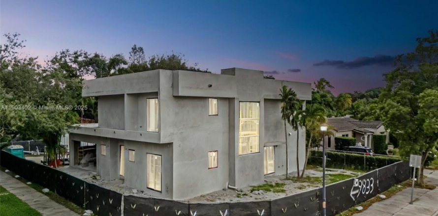 House in Miami Shores, Florida 4 bedrooms № 1955023