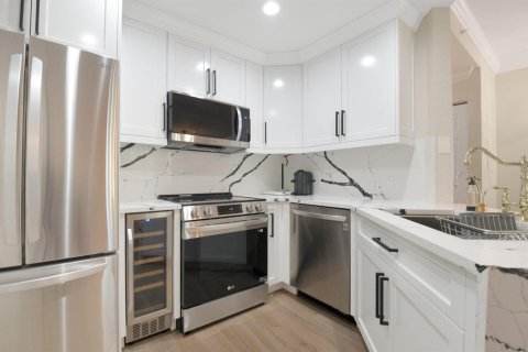 Condo in West Palm Beach, Florida, 1 bedroom  № 2247593 - photo 2