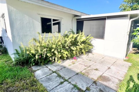Villa ou maison à vendre à Tamarac, Floride: 2 chambres, 80.27 m2 № 2311007 - photo 3