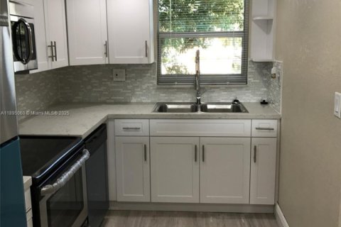 Снять в аренду квартиру в Майами, Флорида 1 спальня, 104.52м2, № 1947712 - фото 2