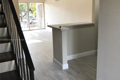 Снять в аренду квартиру в Майами, Флорида 1 спальня, 104.52м2, № 1947712 - фото 7