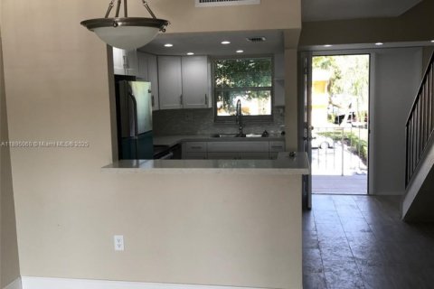 Снять в аренду квартиру в Майами, Флорида 1 спальня, 104.52м2, № 1947712 - фото 4