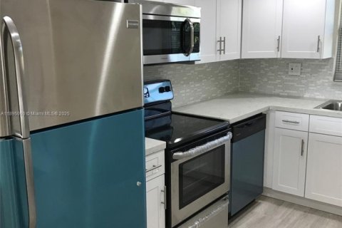 Снять в аренду квартиру в Майами, Флорида 1 спальня, 104.52м2, № 1947712 - фото 1