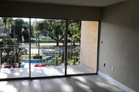 Снять в аренду квартиру в Майами, Флорида 1 спальня, 104.52м2, № 1947712 - фото 17