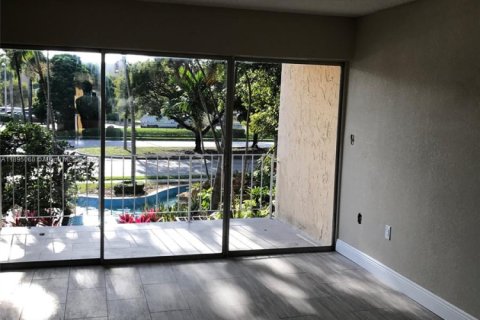 Снять в аренду квартиру в Майами, Флорида 1 спальня, 104.52м2, № 1947712 - фото 3